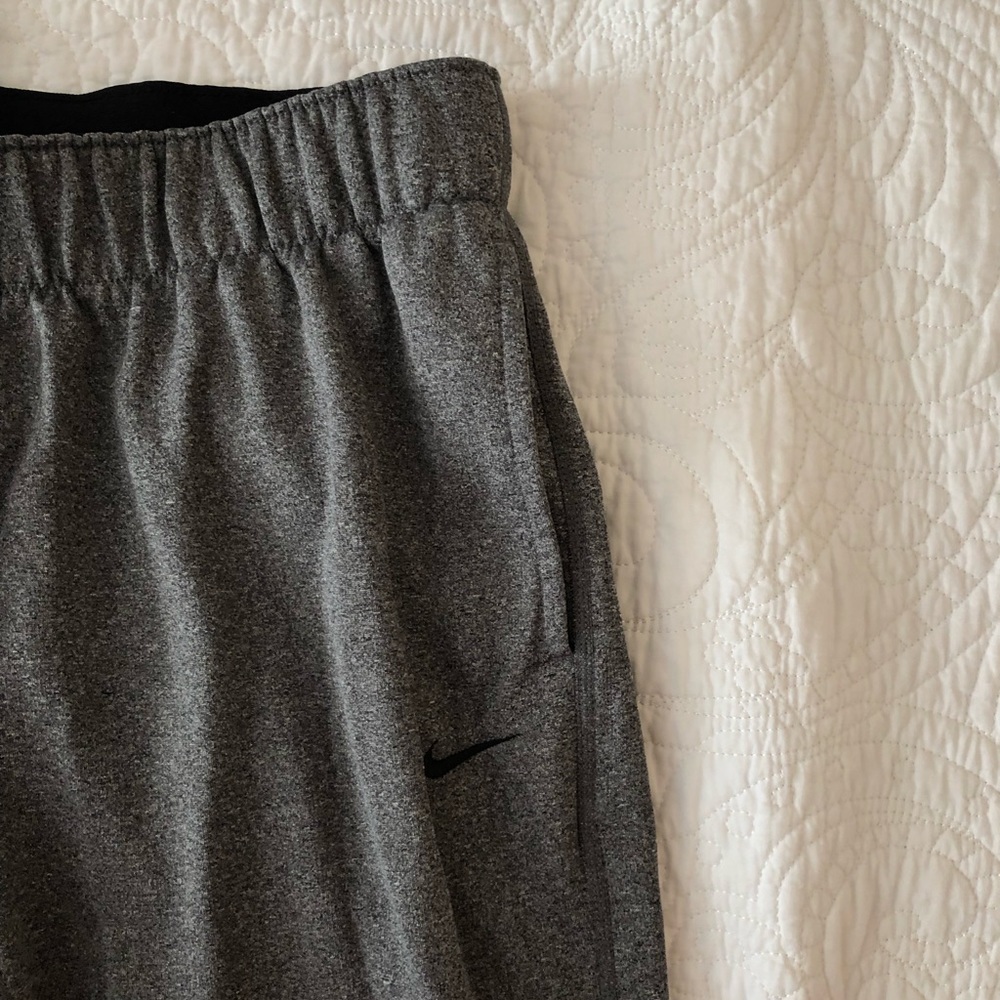 Gray Nike cupped therma-fit sweatpants